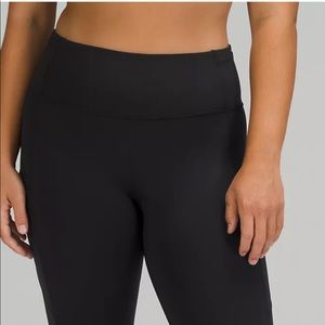Lululemon womens size 8 seamless capri Leggings Black ruched legs
